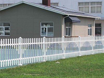 PVC草坪塑鋼護(hù)欄