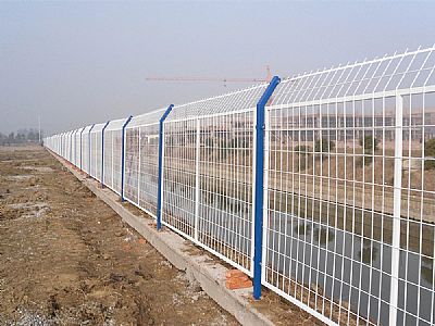 馬路護(hù)欄網(wǎng)價(jià)格 籃球鐵絲網(wǎng) 公路護(hù)欄網(wǎng)片