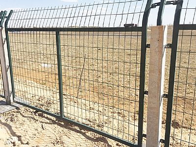 鐵路邊的護(hù)欄網(wǎng)